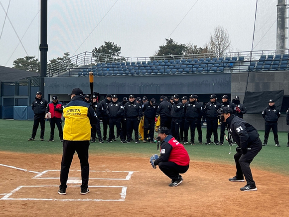 KBO 심판위원회 소속 심판위원들은 지난 4일부터 경기도 이천시에 있는 두산 베어스파크에서 2024시즌 도입되는 피치클락과 ABS 관련 훈련을 진행하고 있다. [사진=한국야구위원회(KBO)]