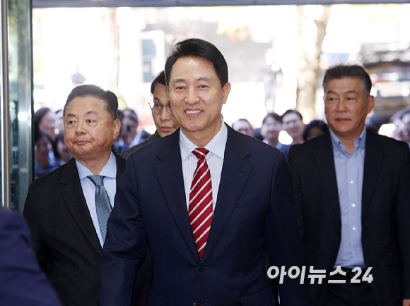 명태균 여론조사비 대납 의혹으로 재판에 넘겨진 오세훈 서울시장이 23일 오후 서울 서초구 서울고등법원에서 열린 정치자금법 위반 혐의 항소심 선고기일에 출석하고 있다. [사진=곽영래 기자]