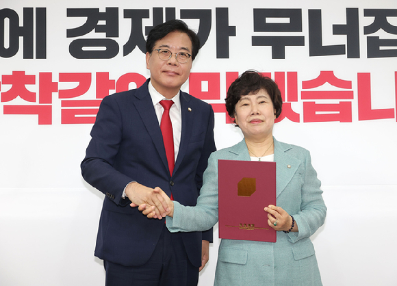 국민의힘 송언석 비상대책위원장 겸 원내대표가 4일 국회에서 열린 사법정의수호 및 독재대응 특위 임명장 수여식에서 조배숙 위원장에게 임명장을 수여하고 있다. [사진=연합뉴스]