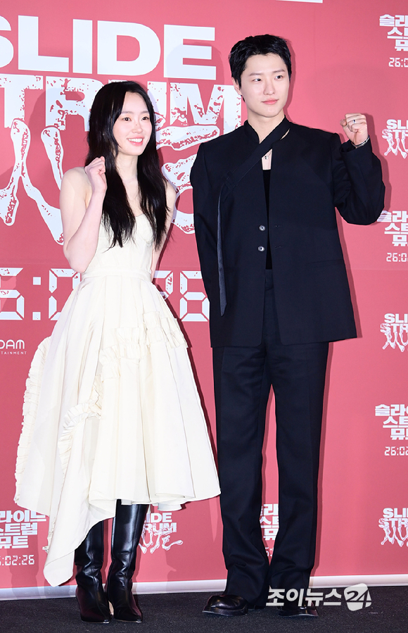 배우 정회린과 우즈(조승연)가 20일 서울 용산구 CGV 아이파크몰에서 진행된 영화 '슬라이드 스트럼 뮤트'(감독 박세영) 언론시사회에 참석하고 있다. [사진=정소희 기자]