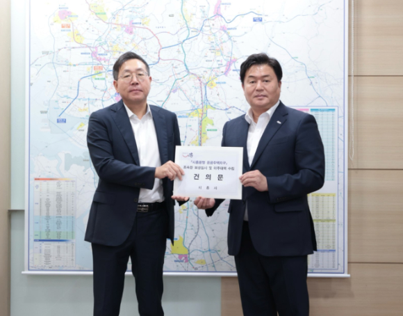 임병택 시흥시장이 30일 최용택 LH 광명시흥사업본부장에게 건의서를 전달하고 있다. [사진=시흥시]