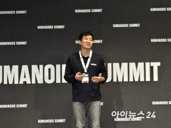 김병수 로보티즈 창립자 겸 CEO가 22일 서울 코엑스에서 진행된 글로벌 피지컬AI&middot;휴머노이드 컨퍼런스 '휴머노이드 서밋 2026'에서 발표하고 있다. [사진=최란 기자]