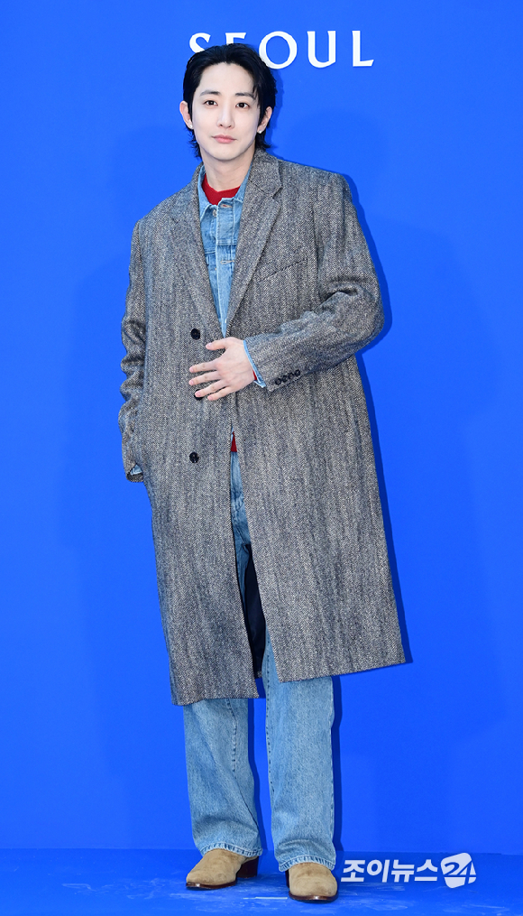 배우 이수혁이 5일 오후 서울 강남구 청담동에서 열린 타임 서울 플래그십 스토어 오픈 기념 포토월 행사에 참석하고 있다. [사진=정소희 기자]