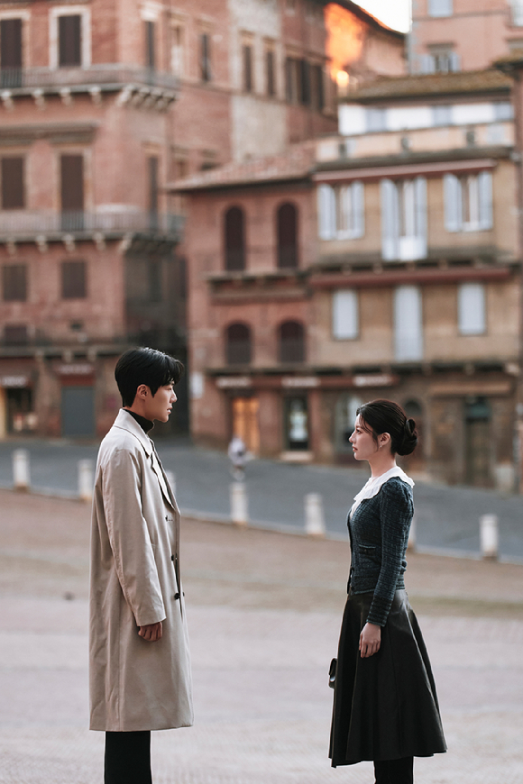 배우 김선호, 고윤정이 넷플릭스 시리즈 '이 사랑 통역 되나요?'에서 호흡을 맞추고 있다. [사진=넷플릭스]