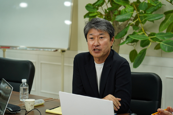 송호준 에코프로 대표가 최근 지주사 직원들을 대상으로 온라인 경영 설명회를 진행하고 있는 모습 [사진=에코프로]