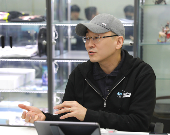 김용하 '블루아카이브' 총괄 PD가 2월 27일 서울 강남구에 위치한 넥슨게임즈 산하 MX스튜디오 사무실에서 진행된 인터뷰에서 질의에 답하고 있다. [사진=넥슨게임즈]