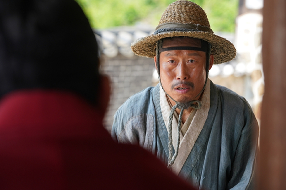 배우 유해진이 영화 '왕과 사는 남자'에서 열연하고 있다. [사진=(주)쇼박스]