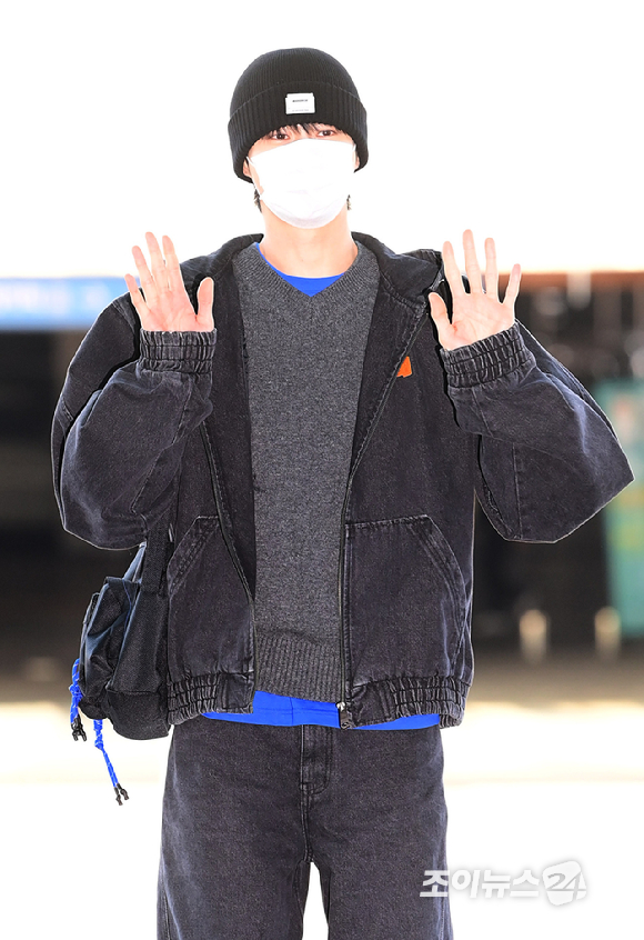 배우 변우석이 9일 오후 패션 브랜드 아더에러 베이징 스페이스 오픈 기념 행사 참석을 위해 인천국제공항을 통해 출국하고 있다. [사진=정소희 기자]