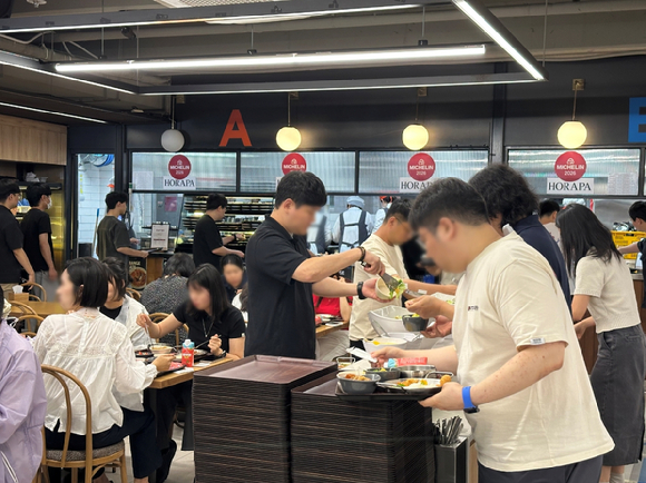 본우리집밥이 헥토그룹 구내식당에서 미쉐린 가이드 선정 태국 음식점 '호라파'와 함께 맞춤형 특식 프로그램 '오렌지 플레이트'를 진행했다. [사진=본그룹]