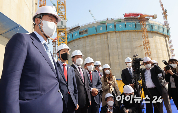 윤석열 대통령 당선인이 22일 오후 동북아 오일⸱가스 허브 건설사업이 진행 중인 울산 북항을 찾아 현장을 둘러보고 있다. [사진=인수위사진기자단]