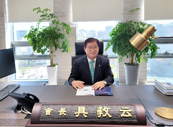 공정거래위원회는 지난 10일 구교운 대방건설 회장의 지정자료 허위 제출에 대해 경고 조치를 의결했다. 구 회장은 2021년 공시대상기업집단 지정자료를 제출하면서 친인척이 지배하는 비엠케이푸드와 이팝을 누락했다. 2023년에는 계열회사인 민스홀딩스의 감사가 지배하는 대일시스템을 계열회사에서 누락했다.