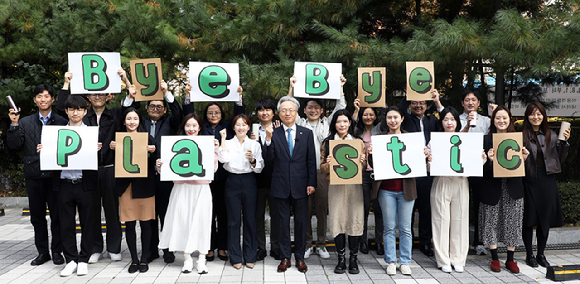 최진식(앞줄 왼쪽에서 다섯번째) 중견련 회장과 임직원들이 '바이바이 플라스틱 챌린지'에 동참하고 있다. [사진=중견기업연합회]