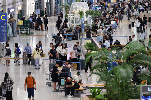 인천국제공항 입국장이 귀국한 시민들로 붐비고 있다. [사진=연합뉴스]