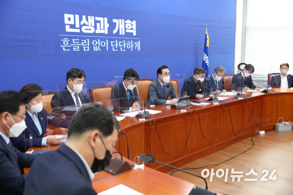 박홍근 더불어민주당 원내대표가 5일 오전 서울 여의도 국회에서 열린 원내대책회의에서 모두발언을 하고 있다. [사진=김성진 기자]