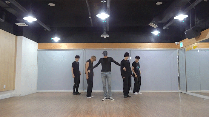 레오의 세 번째 미니앨범 'Piano man Op. 9' 타이틀곡 'Losing Game' 사복 안무 영상이 공개돼 관심을 모으고 있다. [사진=레오 'Losing Game' 안무 영상 캡쳐]