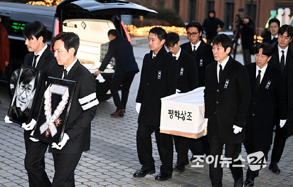 故 안성기 추모 미사&middot;영결식이 9일 오전 서울 명동성당에서 엄수됐다.배우 정우성, 이정재가 고인의 영정과 금관문화훈장을 들고 있다. [사진=곽영래 기자]