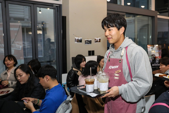 키움 히어로즈 김휘집(내야수)이 지난 3일 열린 팬 초청 일일자선카페에서 서빙을 하고 있다. [사진=키움 히어로즈]