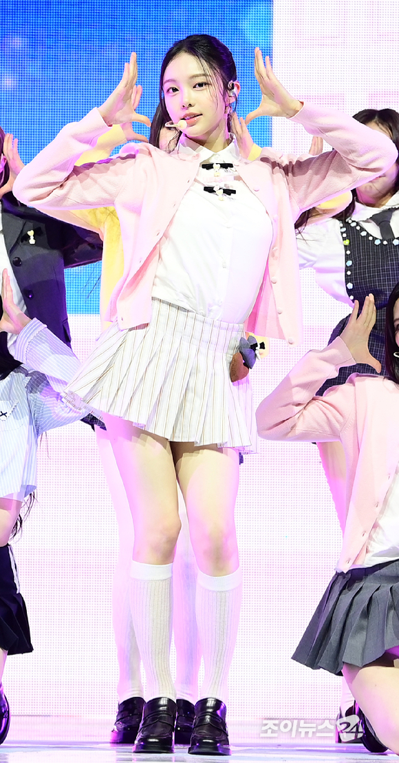 그룹 하츠투하츠 이안이 24일 오후 서울 광진구 예스24라이브홀에서 열린 하츠투하츠(Hearts2Hearts) 첫 번째 싱글앨범 '더 체이스' 발매 기념 쇼케이스에서 데뷔곡 '더 체이스' 무대를 선보이고 있다. [사진=정소희 기자]