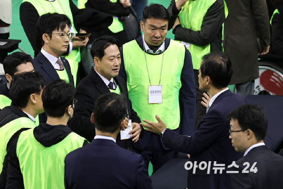 28일 선관위 특검의 6&middot;3 지방선거 투표용지 공개검증이 열리는 서울 송파구 올림픽공원 핸드볼경기장에서 검증참관인으로 참석한 국민의힘 장동혁 대표가 참관 현장의 촬영 불가 방침을 두고 이태한 특검과 대화를 나누고 있다. [사진=사진공동취재단 ]