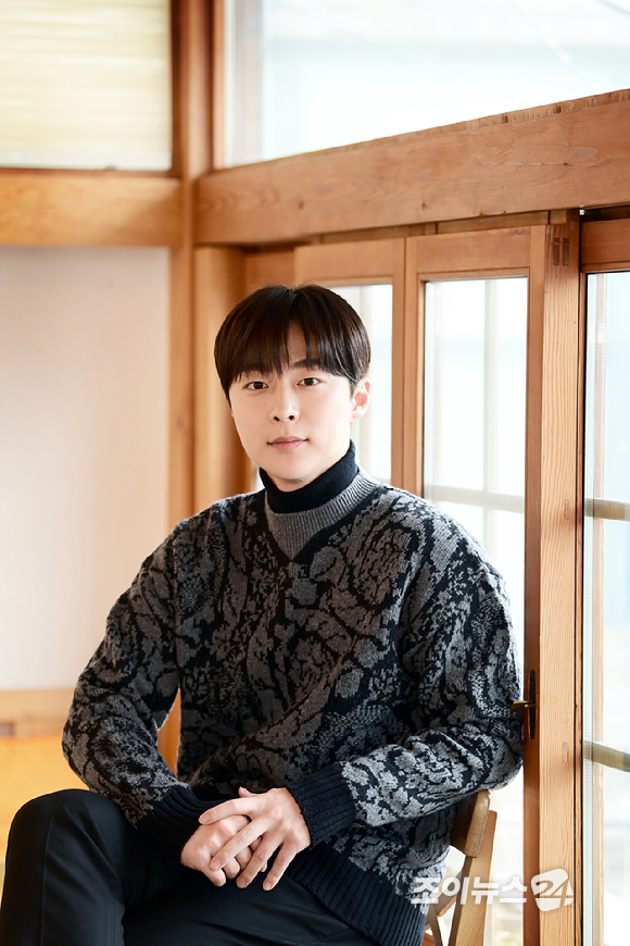 최근 종영된 MBC 금토드라마 '열녀박씨 계약결혼뎐'에서 강태하 역으로 많은 사랑을 받은 배우 배인혁이 9일 오후 서울 종로구 삼청동 한 카페에서 진행된 라운드 인터뷰에 앞서 포즈를 취하고 있다. [사진=정소희 기자]