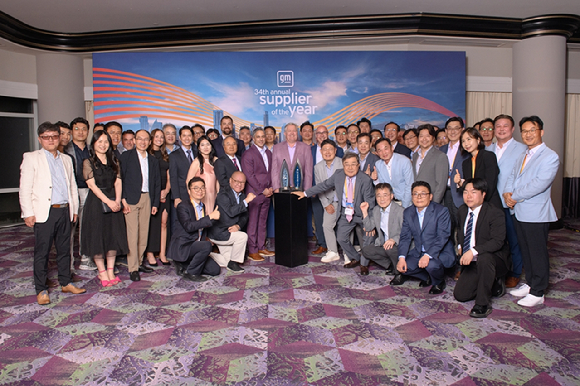 '2025 올해의 우수 협력사(2025 Supplier of the Year)' 시상식에서 GM 임직원들 및 협력사 관계자들이 행사 기념 단체 사진을 촬영하고 있다. [사진=제너럴 모터스]