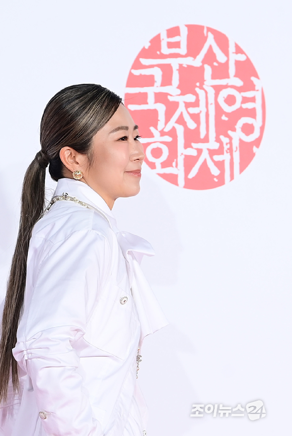 '케이팝데몬헌터스' 메기강 감독이 17일 오후 부산광역시 해운대구 영화의 전당에서 열린 제30회 부산국제영화제 개막식 레드카펫 행사에 참석하고 있다. [사진=정소희 기자]