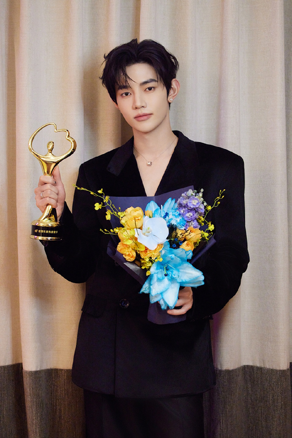 장하오가 중국에서 열린 '웨이보의 밤(微博之夜)'에서 수상 후 포즈를 취하고 있다. [사진=웨이크원]