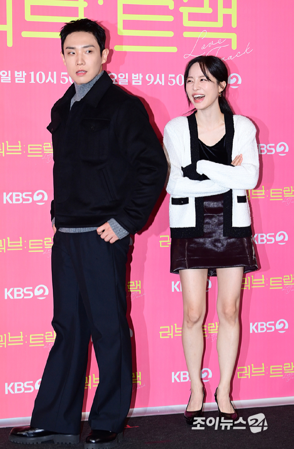 배우 이준과 배윤경이 11일 오후 서울 영등포동 CGV영등포에서 열린 2025 KBS 2TV 단막 프로젝트 '러브 : 트랙' 제작발표회에 참석하고 있다. [사진=정소희 기자]
