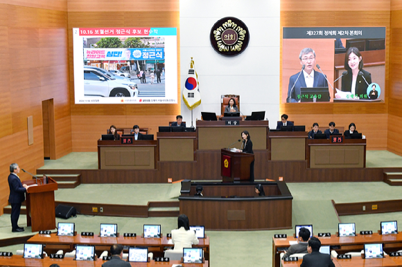 김혜지 국민의힘 서울시의원(강동구)이 서울시 25개 자치구 초등학교와 중학교 사회과 교과서의 보조교재로 사용되는 '마을 교과서'가 편향돼 있다고 지적했다. 사진은 김 의원이 지난 18일 열린 서울시의회 제327회 정례회 제2차 본회의 시정질문에서 정근식 서울시교육감에게 질의하고 있는 모습. [사진=서울시의회]