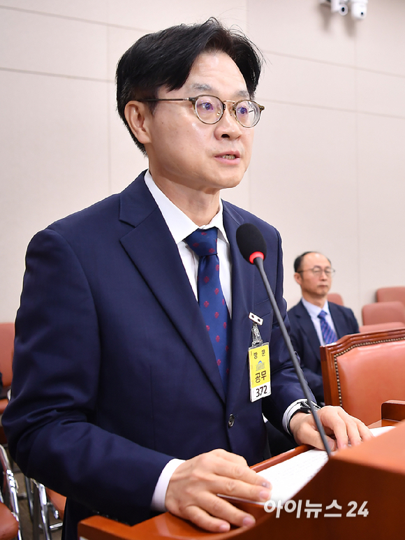 김정관 산업통상자원부 장관 후보자가 17일 오전 서울 여의도 국회 산업통상자원중소벤처기업 위원회 전체회의에서 열린 인사청문회에서 모두발언을 하고 있다. [사진=곽영래 기자]