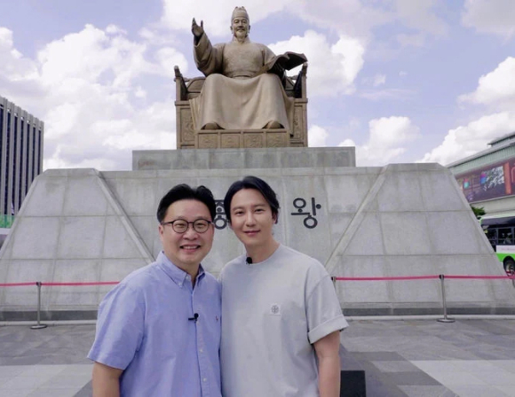 김남길·서경덕, 한글날 맞아 멕시코 한글학교에 교육 물품 기증