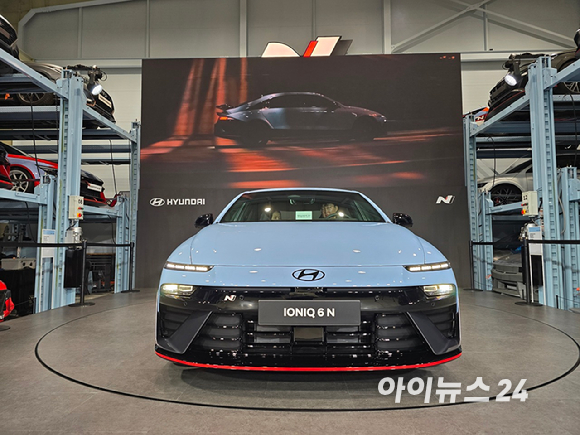 현대차가 10일 경기도 의왕시 'N 아카이브'에서 국내 취재진을 대상으로 아이오닉 6 N을 공개하고 있다. [사진=김종성 기자]