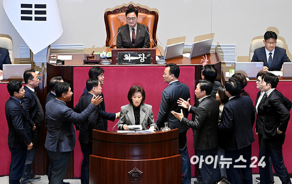 나경원 국민의힘 의원이 9일 서울 여의도 국회에서 열린 제429회국회(정기회) 제16차 본회의에서 가맹사업거래의 공정화에 관한 법률 일부개정법률안에 대한 무제한 토론(필리버스터)을 하는 가운데 여야 의원들이 충돌하고 있다. [사진=곽영래 기자]