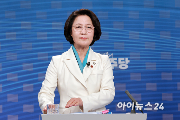 더불어민주당 추미애 경기도지사 경선후보가 1일 서울 양천구 SBS 목동 스튜디오에서 열린 더불어민주당 경기도지사 후보자 2차 TV 합동토론회에 참석해 토론을 준비하고 있다. [사진=국회사진기자단]