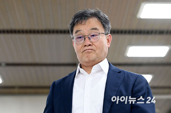 배임증재 혐의를 받는 김만배 화천대유자산관리 대주주가 2일 오후 서울 서초구 서울중앙지방법원에서 열린 공판에 출석하고 있다. [사진=사진공동취재단]