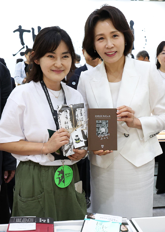 이재명 대통령(왼쪽)이 26일 청와대에서 열린 '미래신안보 혁신기업 육성전략' 회의에서 발언하고 있다. 오른쪽은 서울 강남구 코엑스 서울국제도서전 평산책방 부스에서 열린 북토크에서 인사말을 하고 있는 문재인 전 대통령 [사진=연합뉴스]