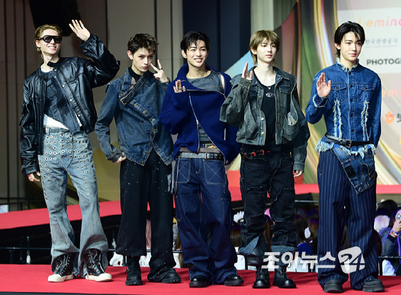 그룹 코르티스(CORTIS)가 25일 오후 인천광역시 중구 운서동 인스파이어 아레나에서 열린 '2025 SBS 가요대전' 레드카펫 행사에 참석하고 있다. [사진=정소희 기자]