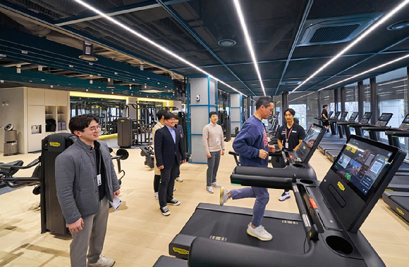 LG 직원들이 LG트윈타워 동관 2층에 신규 조성된 '트윈 피트니스'에서 운동기구를 체험하고 있다. [사진=LG]