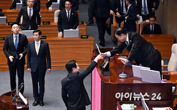 이재명 대통령이 4일 서울 여의도 국회에서 열린 본회의에서 2026년도 예산안에 대한 정부의 시정연설을 마친 뒤 우원식 국회의장과 악수를 하고 있다. [사진=국회사진기자단]
