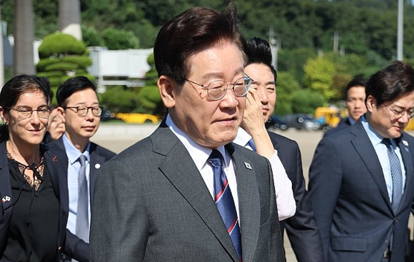 프랑스를 국빈방문 하는 이재명 대통령이 지난 6일 성남 서울공항에서 환송나온 더불어민주당 김민석 대표와 공군 1호기로 이동하고 있다. [사진=연합뉴스]