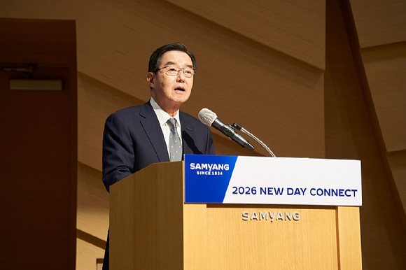 지난 2일 판교 디스커버리센터에서 열린 '2026년 삼양 뉴 데이 커넥트'에서 김윤 삼양홀딩스 회장이 임직원들에게 신년 메시지를 전하고 있다. [사진=삼양그룹]