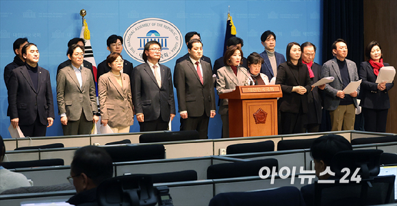 국민의힘 의원들이 28일 서울 여의도 국회 소통관에서 '헌정질서&middot;법치주의 수호 및 사회안정&middot;국민통합을 위한 헌법&middot;법률&middot;양심에 따른 공정한 평의 촉구 탄원' 기자회견을 하고 있다. [사진=곽영래 기자]