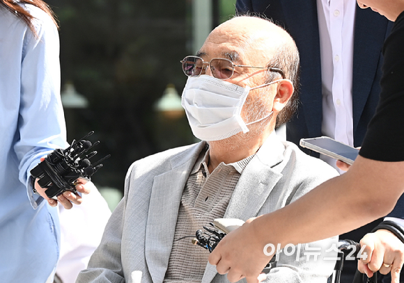 '나토 목걸이 청탁' 서희건설 이봉관 회장이 2일 오전 서울 종로구에 마련된 김건희 특검팀(특별검사 민중기) 사무실에 조사를 받기 위해 출석하고 있다. [사진=곽영래 기자]