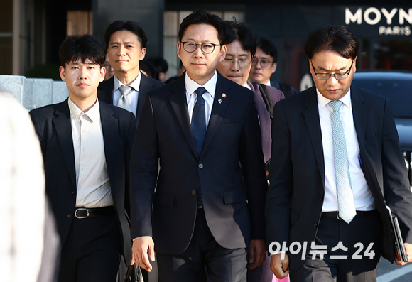 배경훈 부총리 겸 과학기술정보통신부 장관이 8일 서울 중구 신라호텔에서 젠슨 황 엔비디아 최고경영자(CEO)와 면담을 하기 위해 이동하고 있다. [사진=정소희 기자]