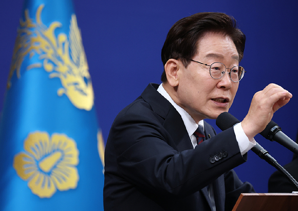 이재명 대통령이 19일 청와대 춘추관에서 열린 G7 참석&middot;유럽 순방 결과 브리핑에서 취재진 질문에 답하고 있다. 2026.6.19 [사진=연합뉴스]