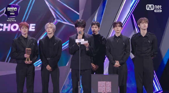 [2025 MAMA] 엔하이픈·라이즈, 추모 리본 달고 차분한 수상소감 &quot;위로 되길&quot;
