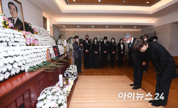 정몽준 아산재단 이사장이 29일 서울 종로구 서울대병원 장례식장에 마련된 고(故) 노태우 전 대통령 빈소를 찾아 조문을 하고 있다.[사진=사진공동취재단]