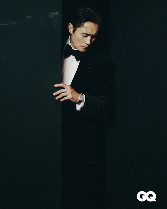 배우 이병헌이 화보 촬영에서 포즈를 취하고 있다. [사진=GQ Hong Kong]