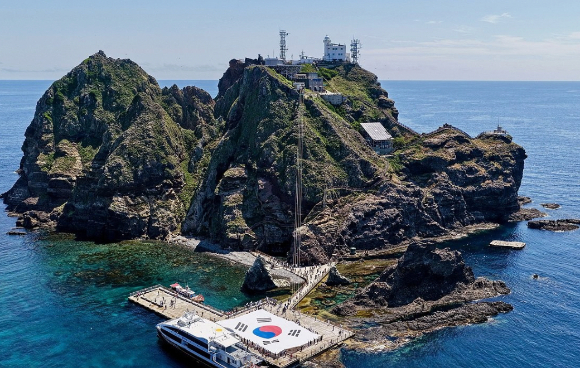 사진은 독도 상공에서 드론으로 찍은 초대형 태극기 모습. [사진=성신여자대학교 창의융합학부 서경덕 교수팀 / 연합뉴스]