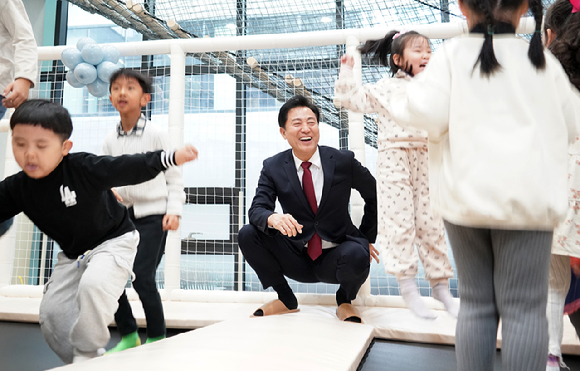 오세훈 서울시장이 키즈카페에서 아이들과 시간을 보내고 있다. [사진=서울시]